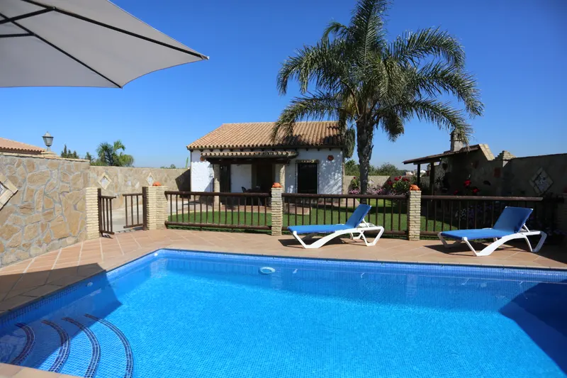Piscina e área externa. Foto ilustrativa: Semi CM, CC BY-SA 4.0